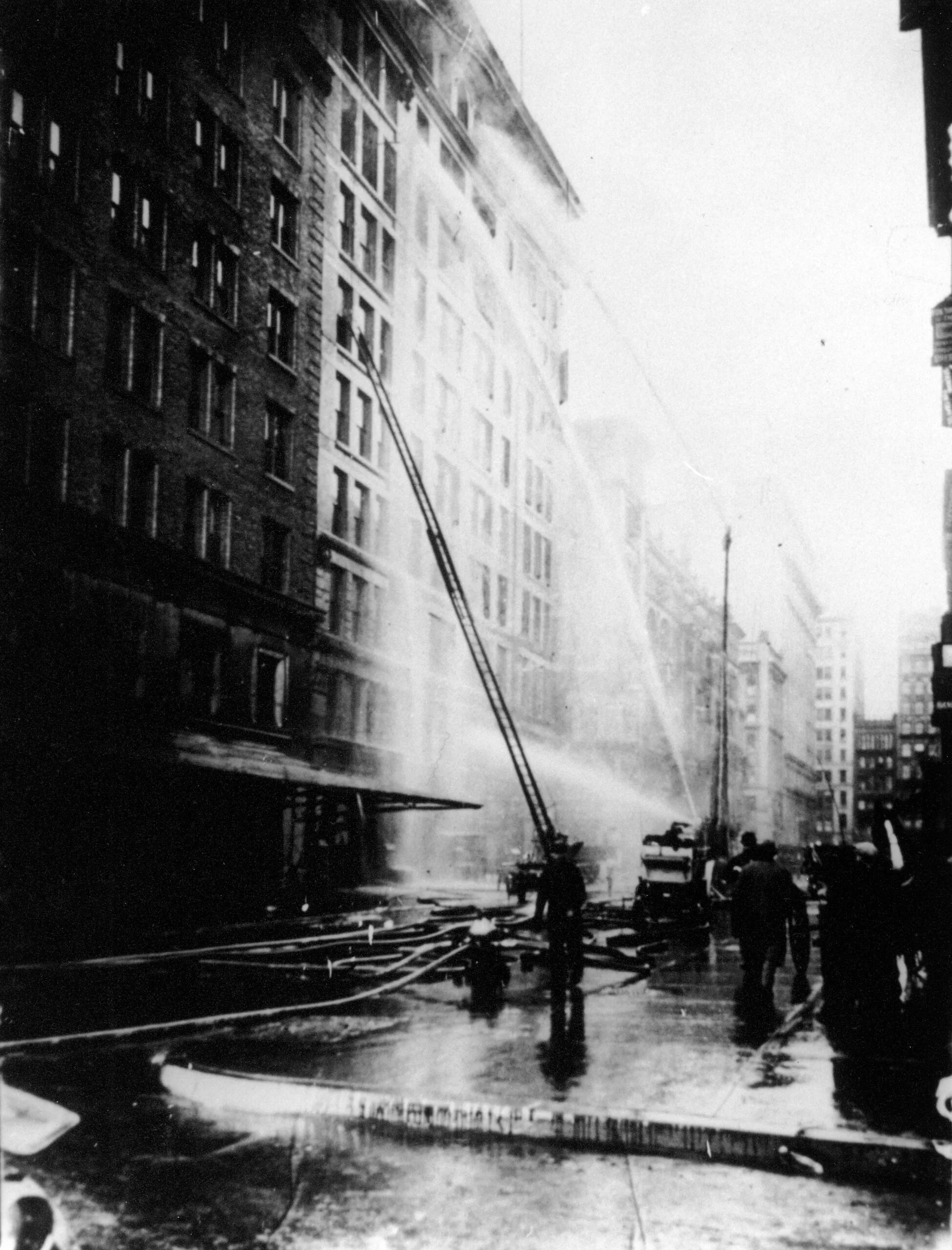 Bomberos intentan alcanzar el incendio de la fábrica Triangle en 1911
