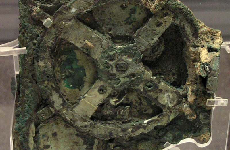Fragmento principal del mecanismo de Anticitera en el museo de Atenas