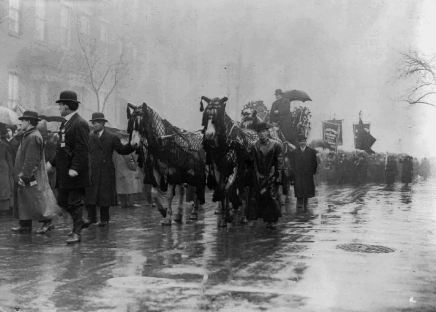 Procesión de duelo en memoria de las víctimas del incendio de la fábrica Triangle