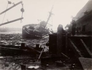 El barco SS Wilson B. Keene dañado tras el desastre de Texas City