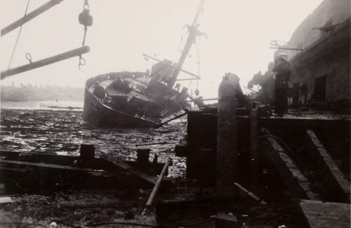 El barco SS Wilson B. Keene dañado tras el desastre de Texas City