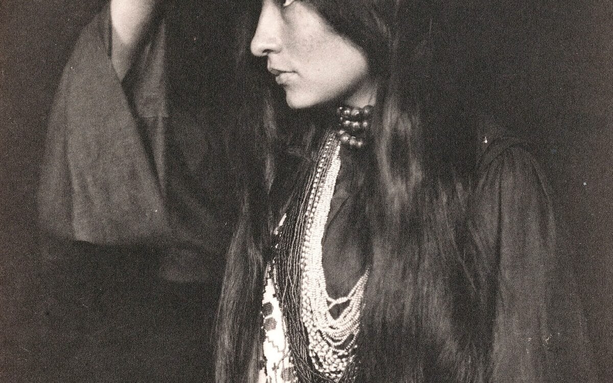 Retrato de Zitkála-Šá, escritora y activista Yankton Dakota, hacia 1898