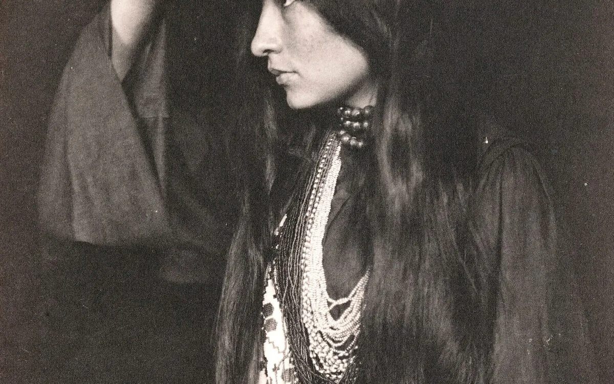 Retrato de Zitkála-Šá, escritora y activista Yankton Dakota, hacia 1898