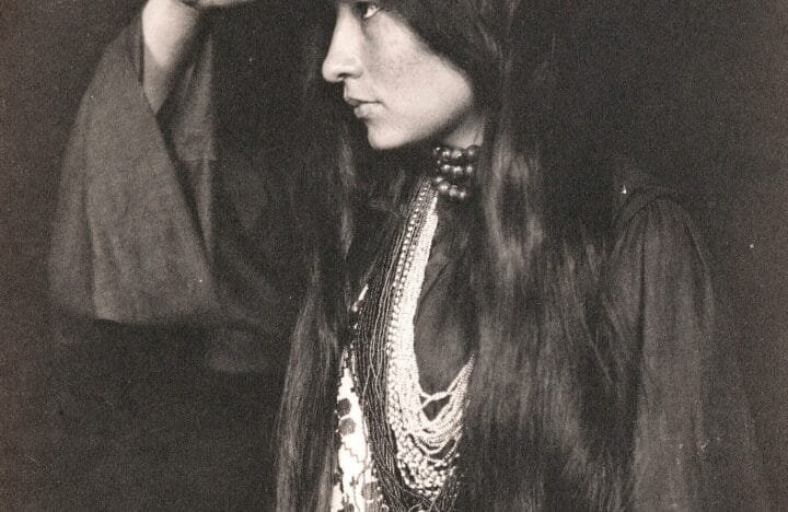 Retrato de Zitkála-Šá, escritora y activista Yankton Dakota, hacia 1898
