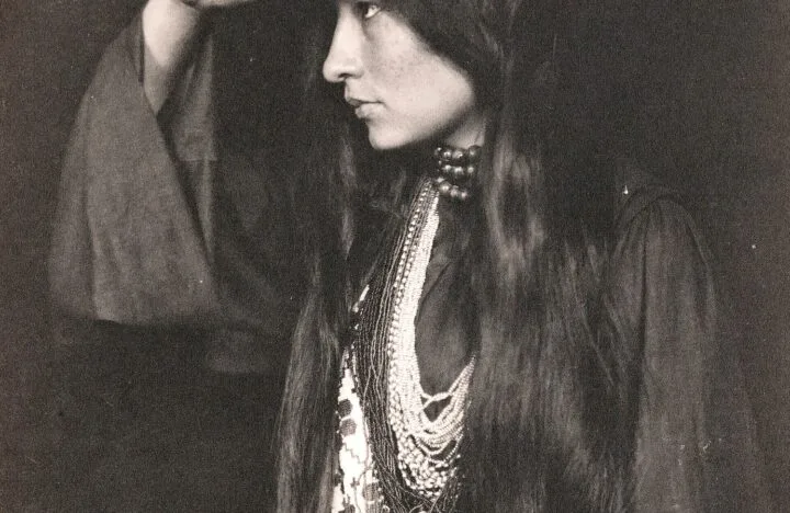 Retrato de Zitkála-Šá, escritora y activista Yankton Dakota, hacia 1898