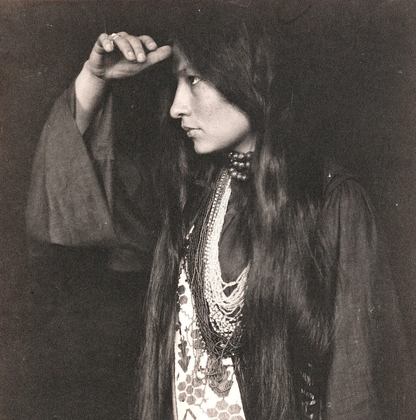 Retrato de Zitkála-Šá, escritora y activista Yankton Dakota, hacia 1898