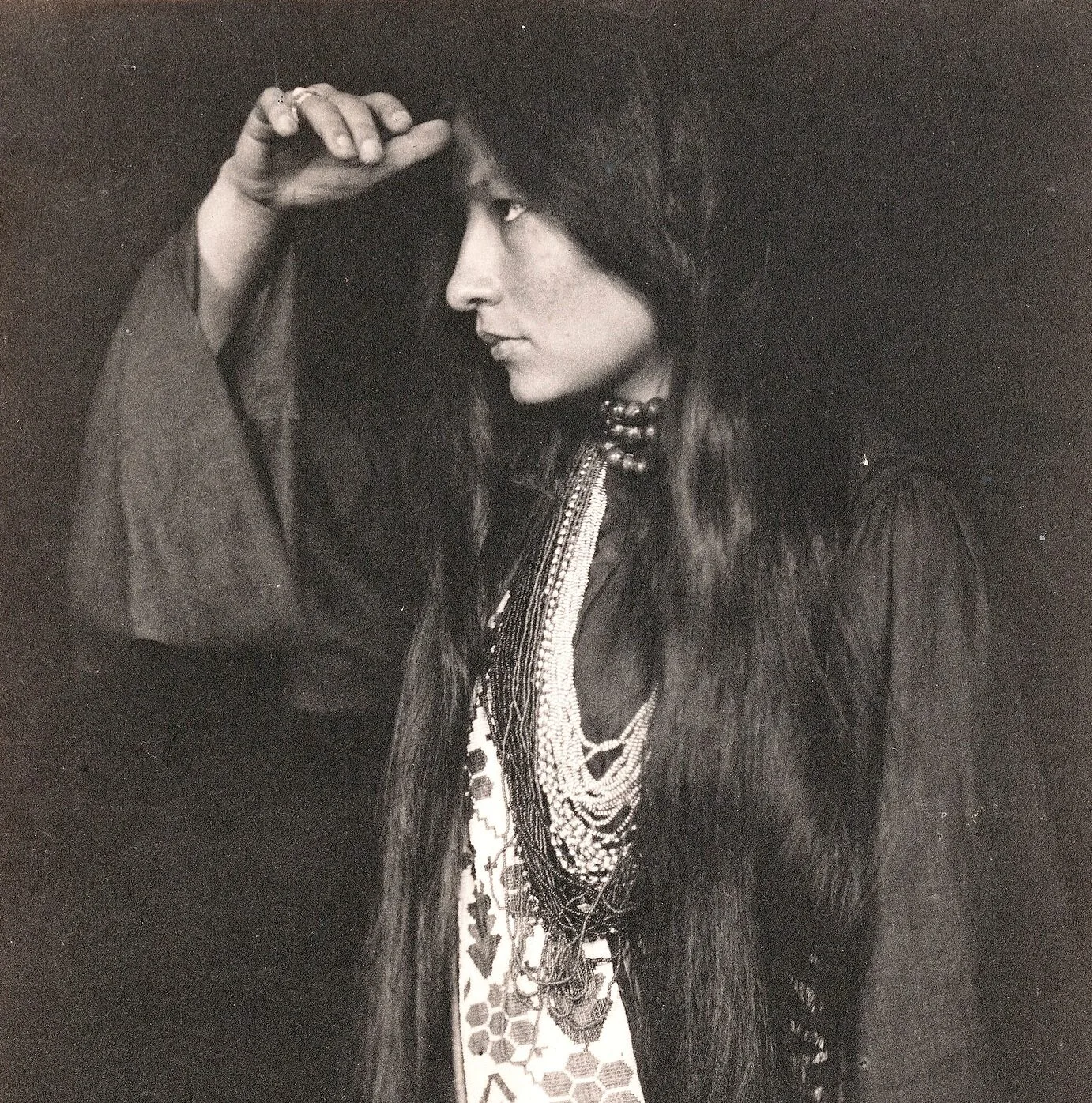 Retrato de Zitkála-Šá, escritora y activista Yankton Dakota, hacia 1898