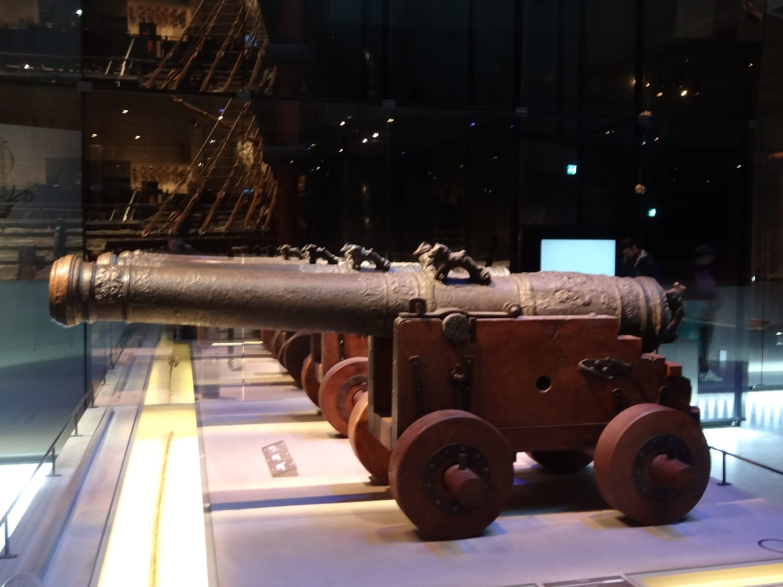 Cañones expuestos en una sala del Museo Vasa de Estocolmo