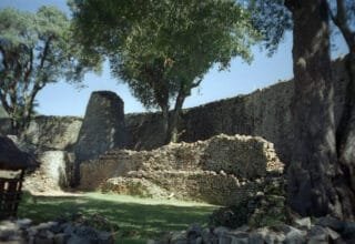 Interior del Gran Recinto de Gran Zimbabue, con sus muros de piedra seca