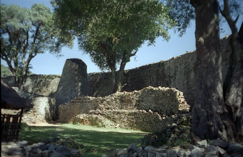 Interior del Gran Recinto de Gran Zimbabue, con sus muros de piedra seca