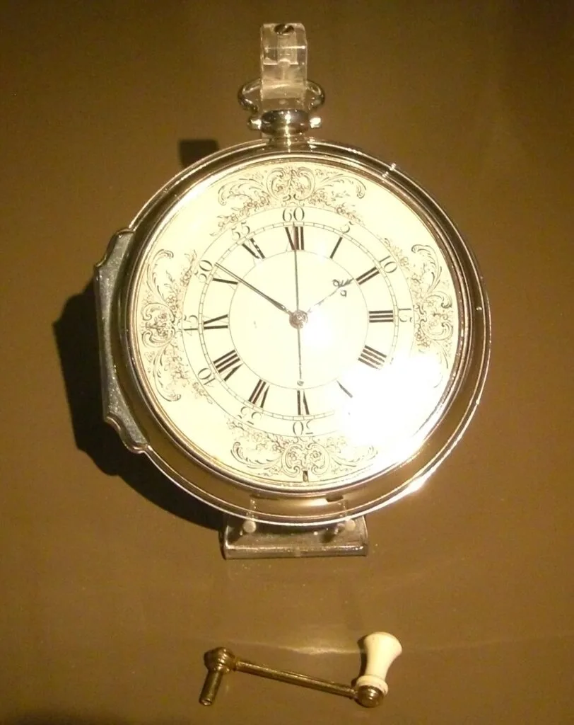 Esfera y caja de plata del cronómetro marino H4 de John Harrison, fotografiado en Greenwich