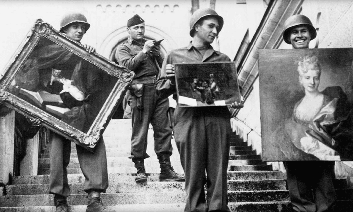 Soldados transportan pinturas recuperadas en el castillo de Neuschwanstein, Alemania, en 1945.