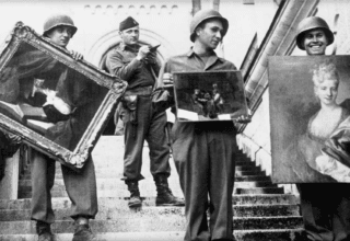 Soldados transportan pinturas recuperadas en el castillo de Neuschwanstein, Alemania, en 1945.