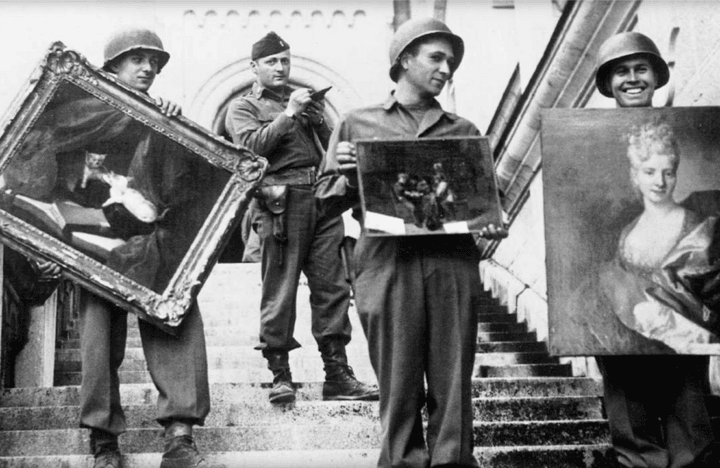 Soldados transportan pinturas recuperadas en el castillo de Neuschwanstein, Alemania, en 1945.