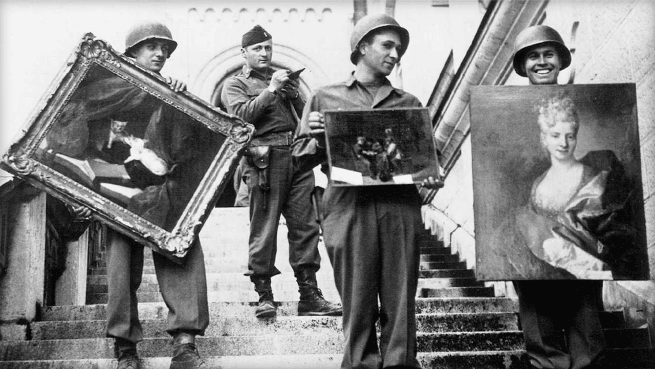 Soldados transportan pinturas recuperadas en el castillo de Neuschwanstein, Alemania, en 1945.