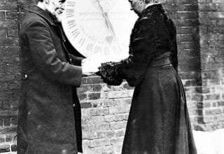 Ruth Belville junto a la entrada del Observatorio de Greenwich en 1908.