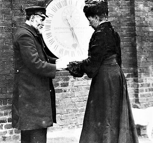 Ruth Belville junto a la entrada del Observatorio de Greenwich en 1908.