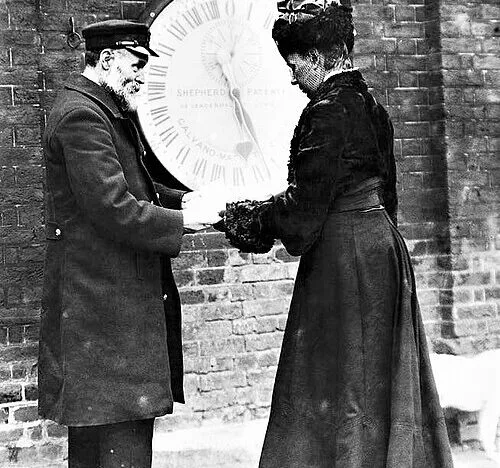 Ruth Belville junto a la entrada del Observatorio de Greenwich en 1908.