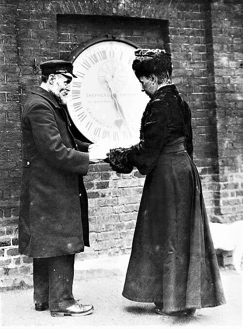 Ruth Belville junto a la entrada del Observatorio de Greenwich en 1908.