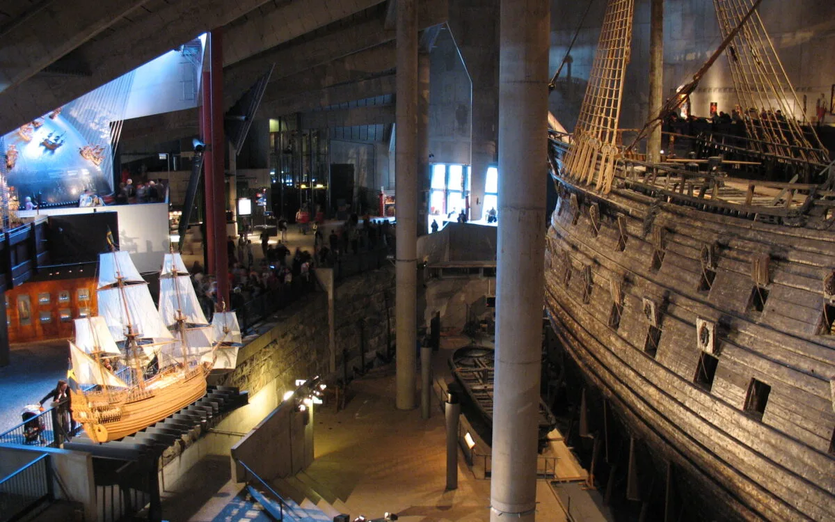 Costado y popa del barco Vasa conservado en el Museo Vasa de Estocolmo