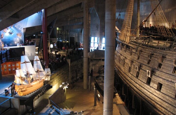 Costado y popa del barco Vasa conservado en el Museo Vasa de Estocolmo