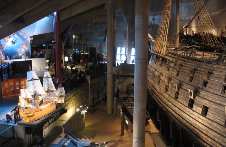Costado y popa del barco Vasa conservado en el Museo Vasa de Estocolmo