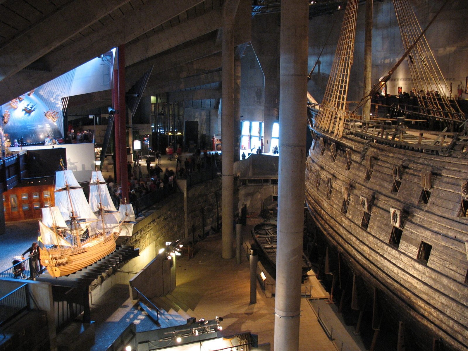 Costado y popa del barco Vasa conservado en el Museo Vasa de Estocolmo