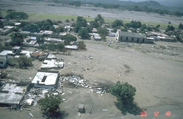 Depósitos de lodo y ruinas de Armero después de la tragedia de 1985