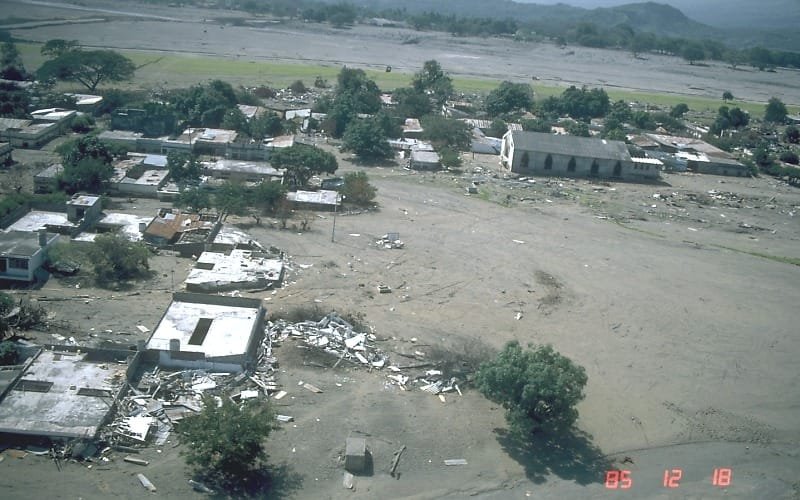 Depósitos de lodo y ruinas de Armero después de la tragedia de 1985