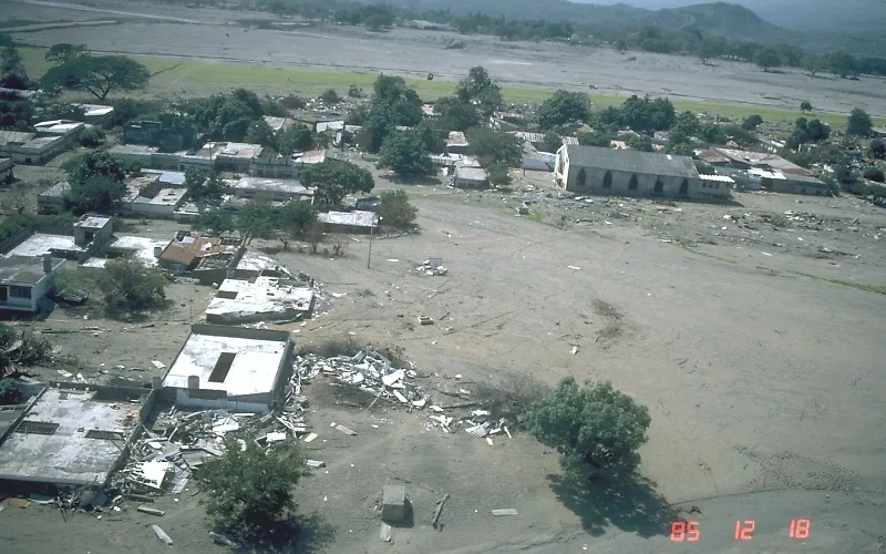 Depósitos de lodo y ruinas de Armero después de la tragedia de 1985