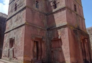 Iglesia de Bet Giyorgis excavada en la roca en Lalibela, Etiopía