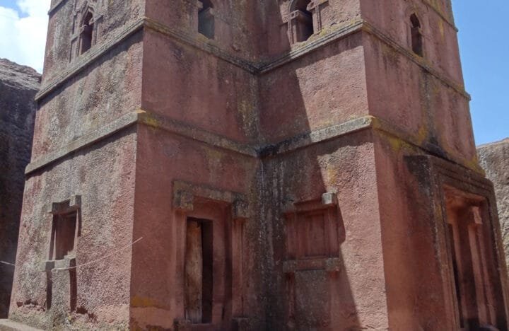 Iglesia de Bet Giyorgis excavada en la roca en Lalibela, Etiopía