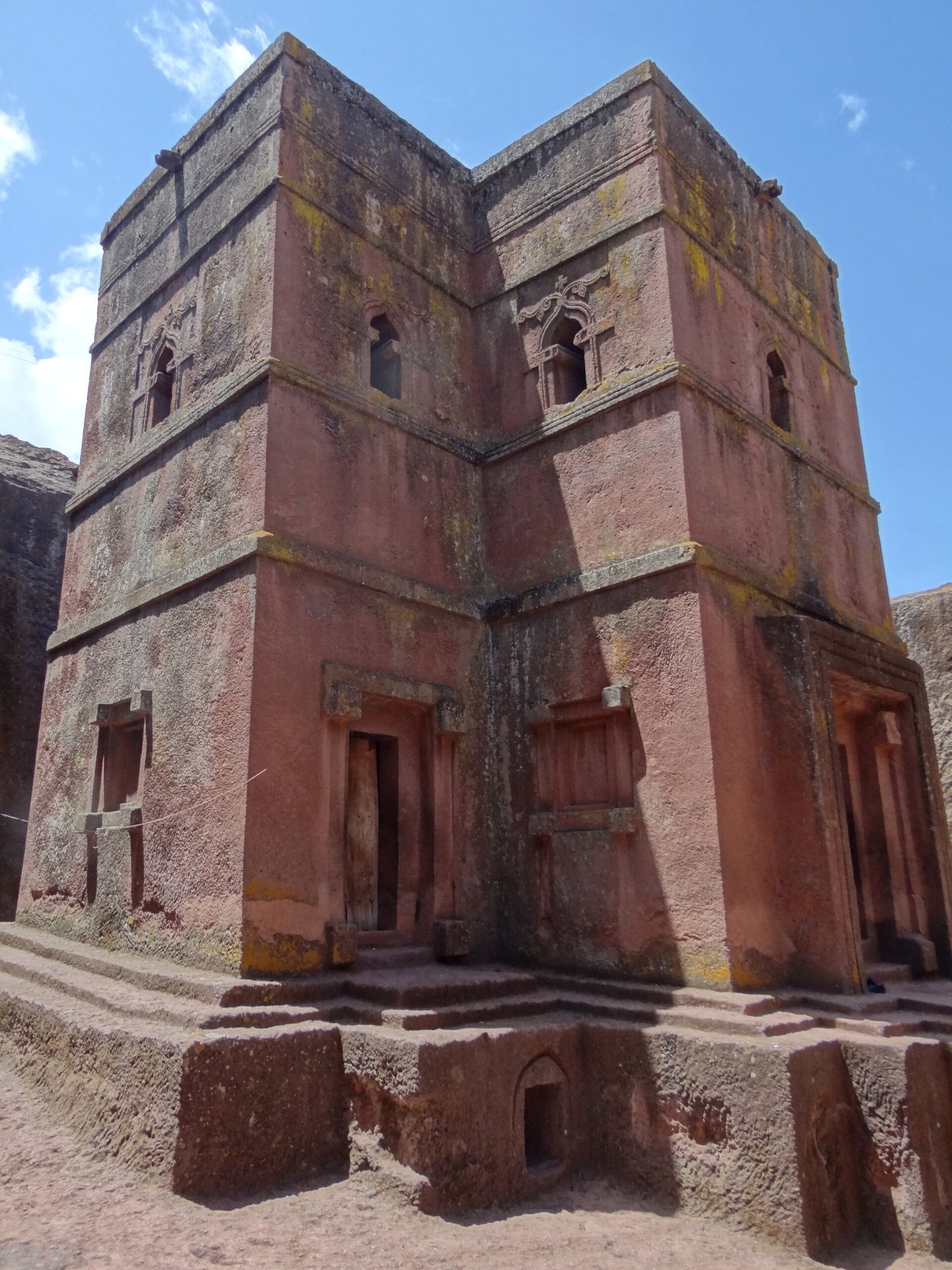 Iglesia de Bet Giyorgis excavada en la roca en Lalibela, Etiopía