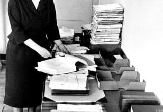 Frances Oldham Kelsey trabajando en la FDA durante la década de 1960