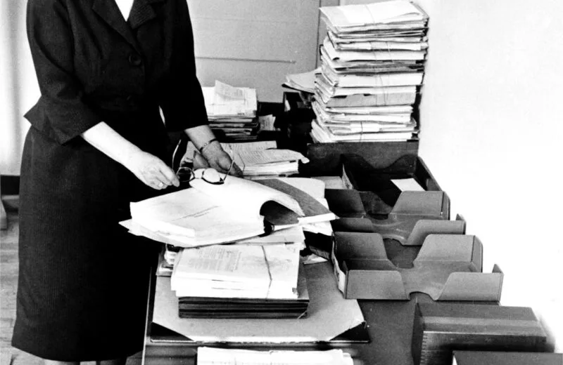 Frances Oldham Kelsey trabajando en la FDA durante la década de 1960