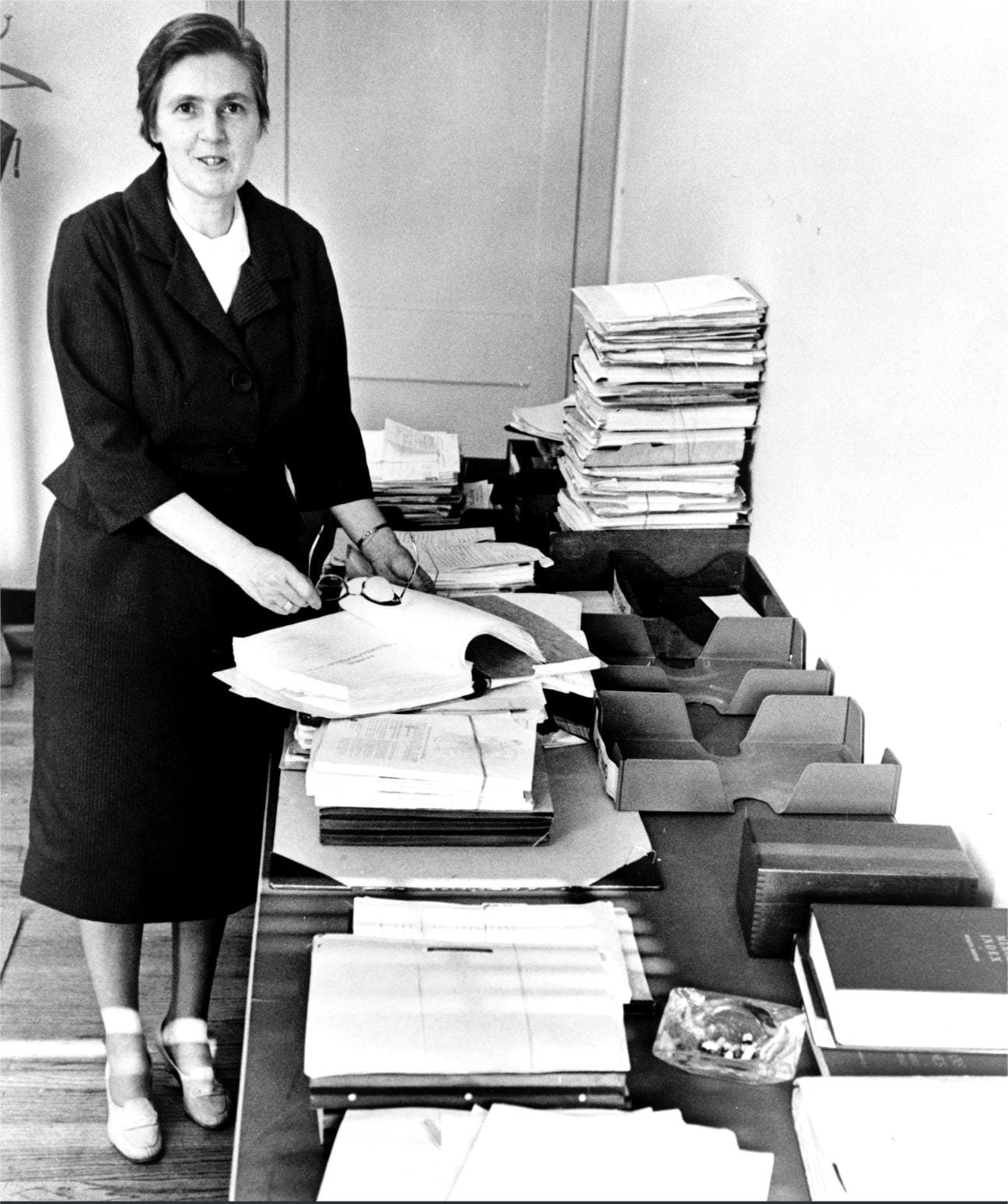 Frances Oldham Kelsey trabajando en la FDA durante la década de 1960