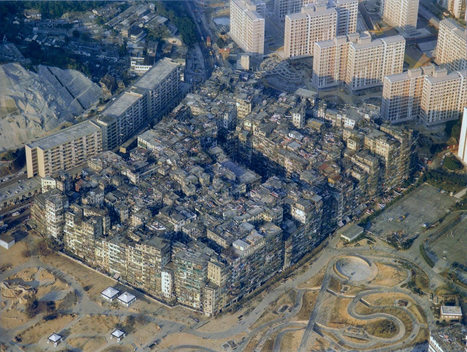 Vista aérea de la Ciudad Amurallada de Kowloon en 1989