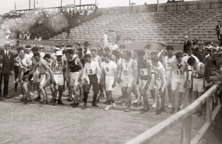 Corredores en la salida de la maratón olímpica de San Luis de 1904
