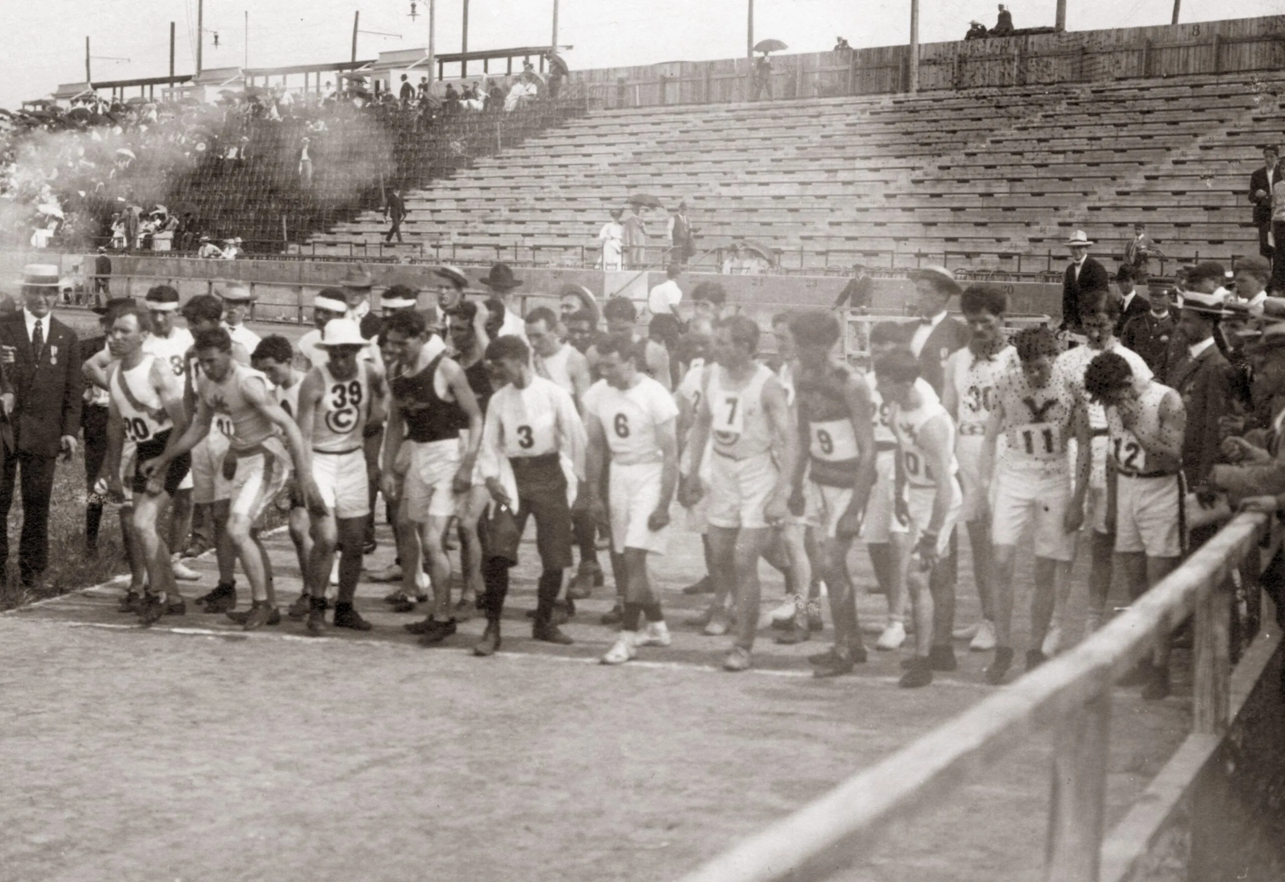 Corredores en la salida de la maratón olímpica de San Luis de 1904