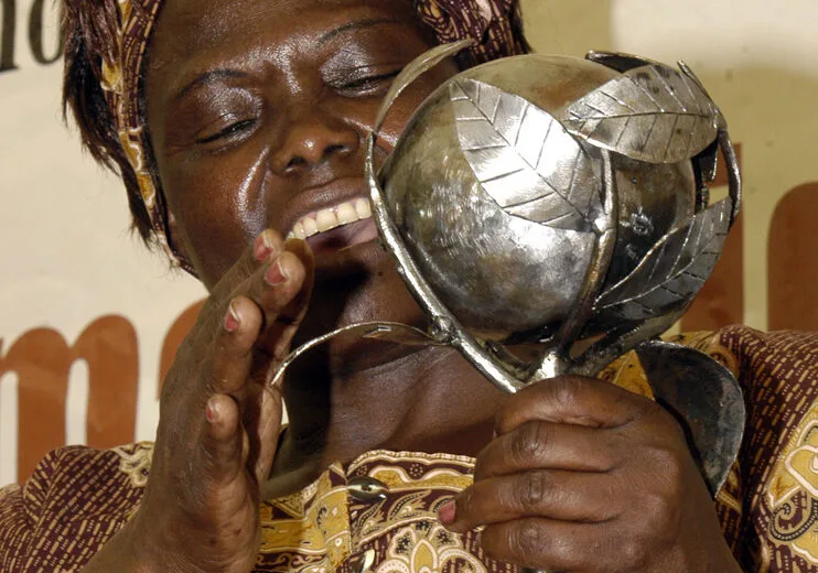 Retrato de la activista ambiental keniana Wangari Maathai