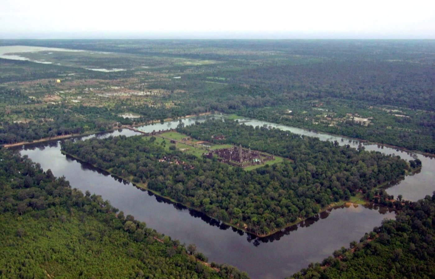 Vista aérea de Angkor Wat y su foso en Camboya