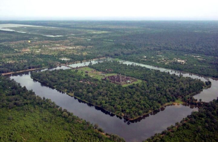 Vista aérea de Angkor Wat y su foso en Camboya