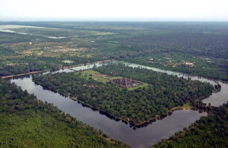 Vista aérea de Angkor Wat y su foso en Camboya