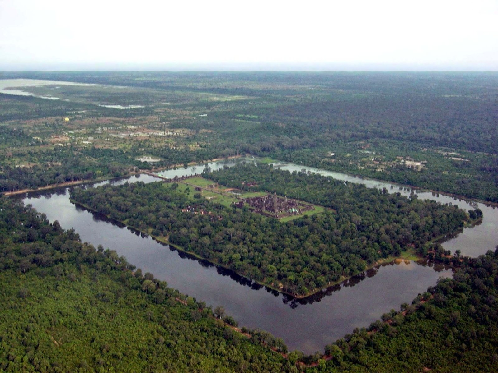 Vista aérea de Angkor Wat y su foso en Camboya