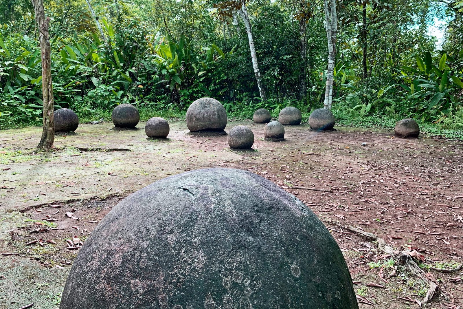Esferas de piedra conservadas en su contexto arqueológico en Finca 6, Costa Rica