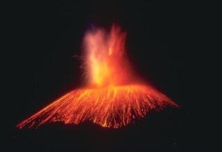 El volcán Parícutin en una etapa temprana de su formación en 1943