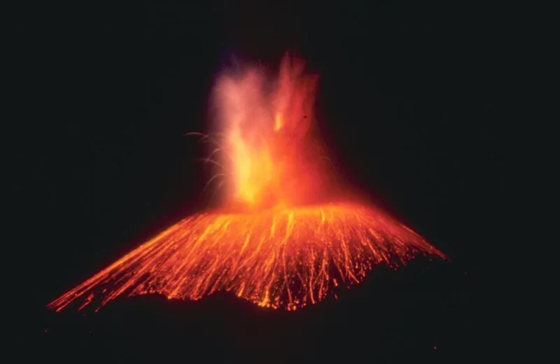 El volcán Parícutin en una etapa temprana de su formación en 1943