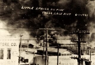 El distrito de Greenwood ardiendo durante la Masacre Racial de Tulsa de 1921