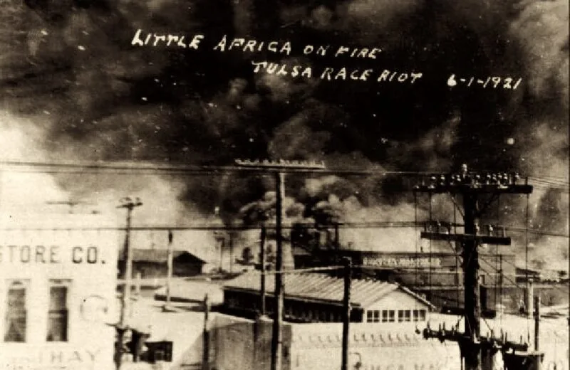 El distrito de Greenwood ardiendo durante la Masacre Racial de Tulsa de 1921