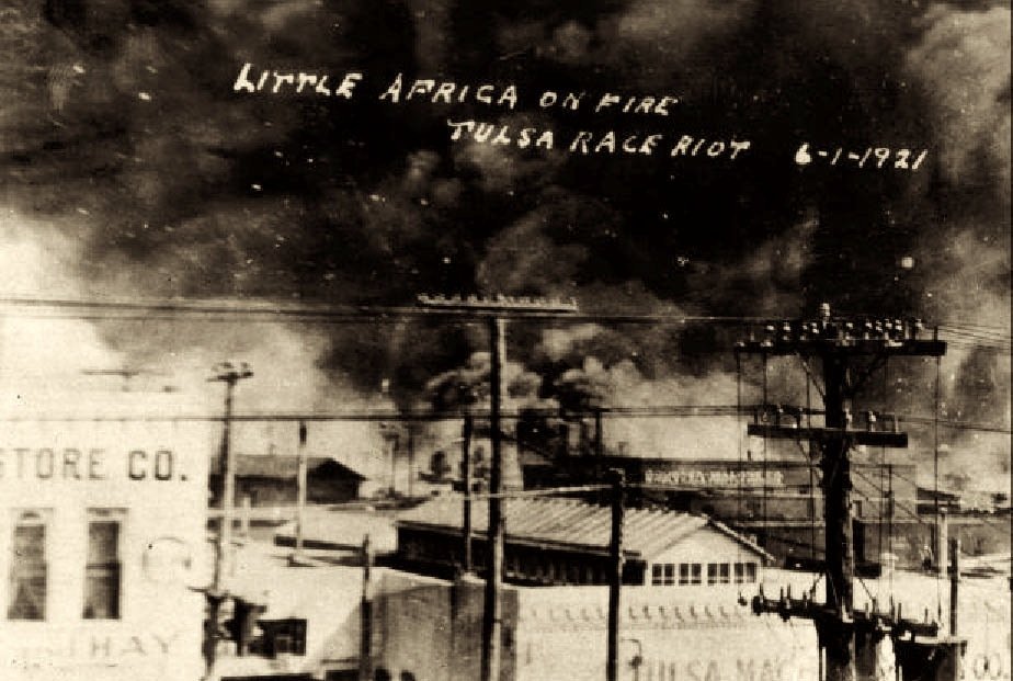El distrito de Greenwood ardiendo durante la Masacre Racial de Tulsa de 1921